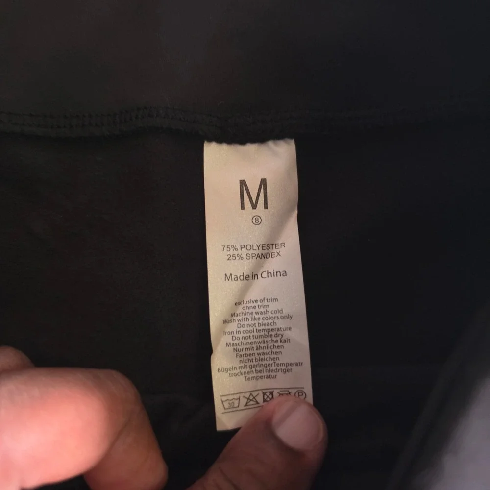 Black High Waisted Athletic Leggings with Side Pockets Size Medium 8 13588